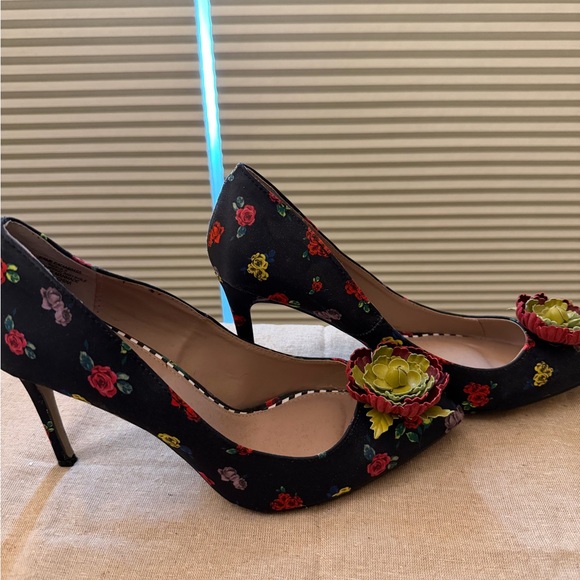 Betsey Johnson Black Floral Heels with Green Accents - Picture 3 of 5